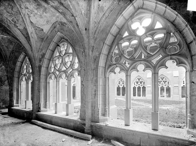 Cloître : vue intérieure de la galerie est