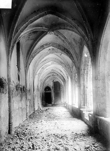 Cloître : vue intérieure de la galerie nord