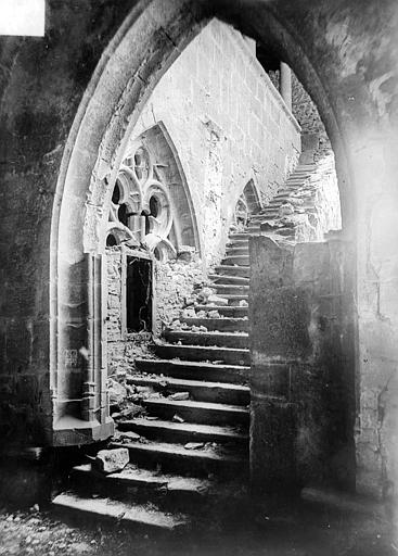 Cloître : escalier ancien