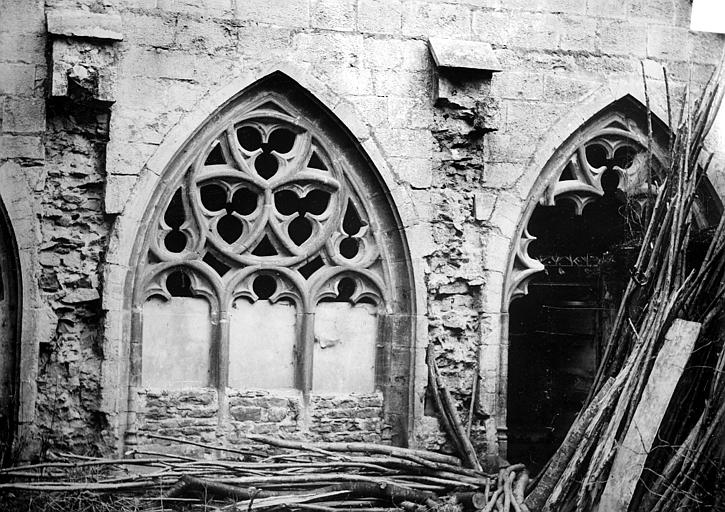 Cloître : baies et contreforts