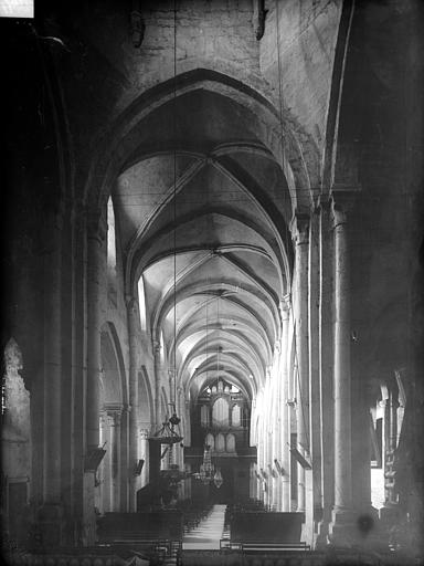 Vue intérieure de la nef, vers l'entrée