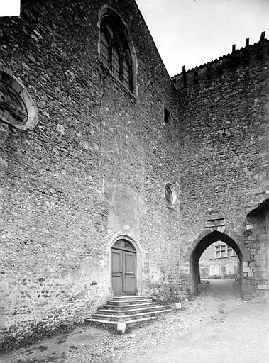 Façade ouest de l'église en perspective et porte de ville