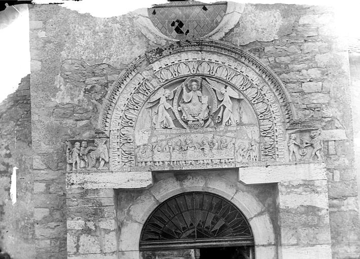Portail de la façade ouest. Tympan : Christ en Majesté - © Ministère de la Culture (France), Médiathèque du patrimoine et de la photographie, diffusion RMN-GP