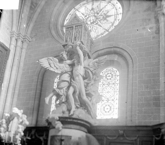 Groupe sculpté en pierre, du 18e siècle, de l'église (anges) supportant un châsse gothique renfermant les reliques de saint Marcel et saint Agricole