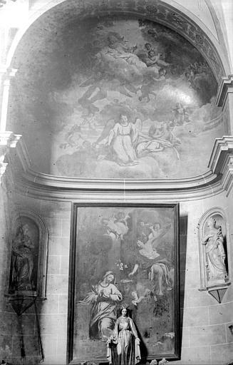 Vue intérieure d'une chapelle : Peinture murale sur la voûte, tableau et sculptures