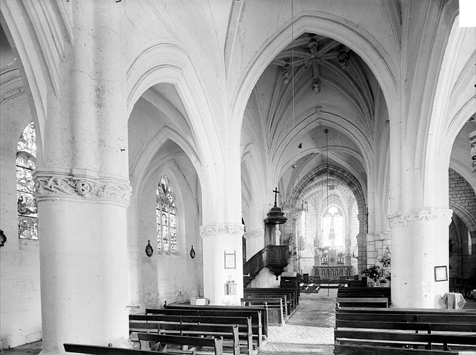 Vue intérieure de la nef, vers le choeur