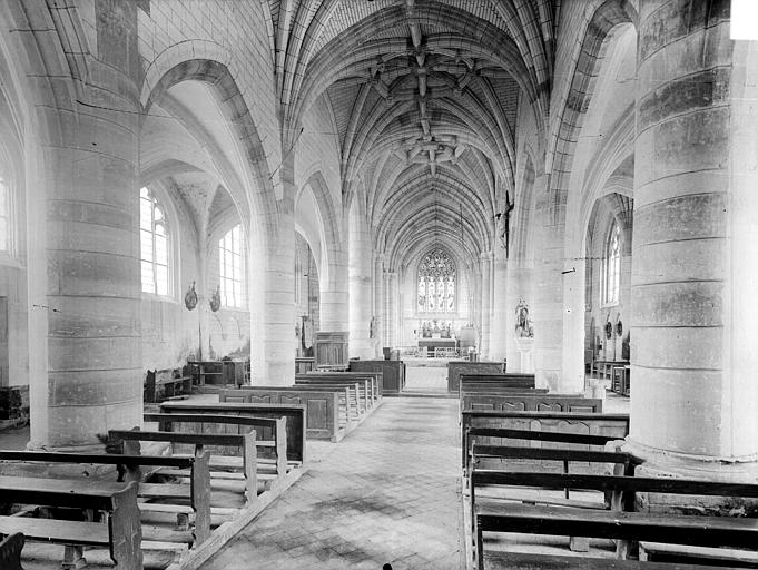 Vue intérieure de la nef, vers le choeur