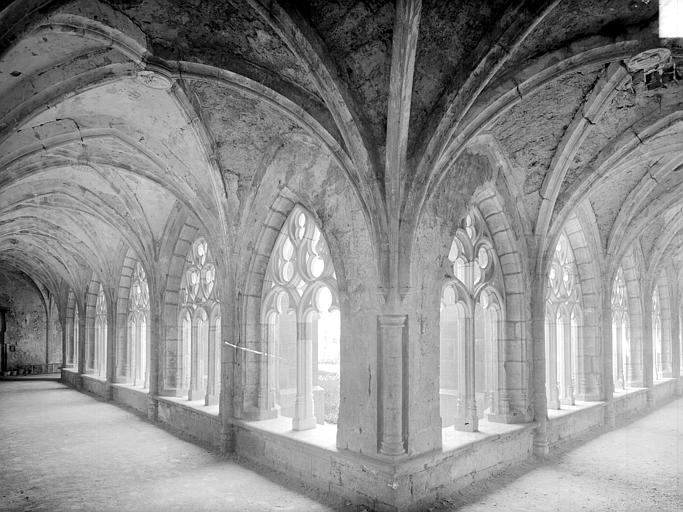 Cloître : vue intérieure des galeries nord et est