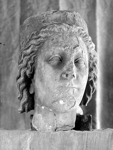 Dépose, fragment de sculpture : tête de Dépose, femme, Reine de Saba