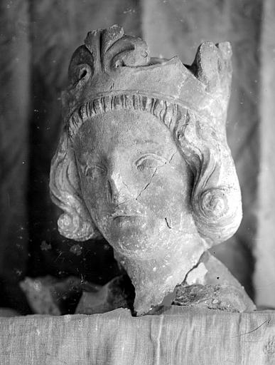 Dépose, fragment de sculpture : tête de roi