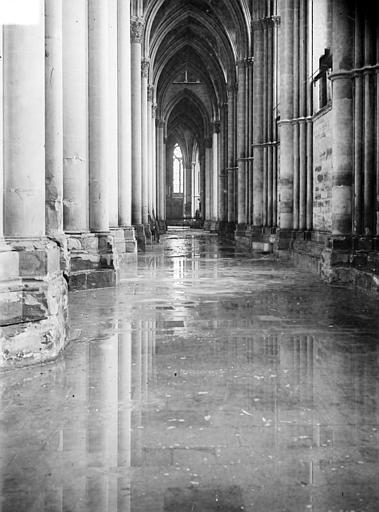 Vue intérieure du bas-côté sud, inondé par les pluies après les bombardements de juillet 1916