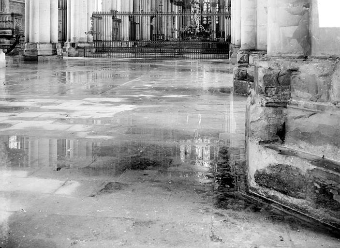 Sol de la nef, inondée par les pluies après les bombardements de juillet 1916