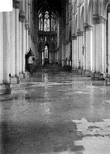 Vue intérieure de la nef, inondée par les pluies après les bombardements de juillet 1916