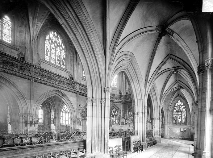 Vue intérieure du déambulatoire et du choeur, vers le nord-est