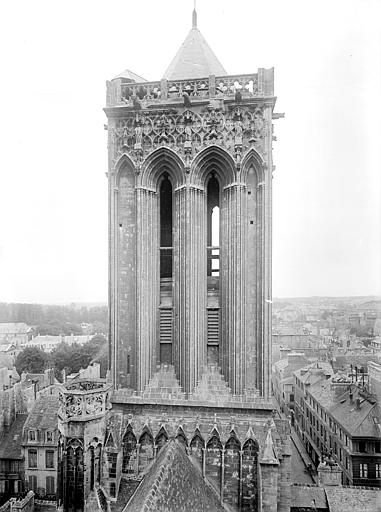 Tour de la façade ouest, prise depuis la tour centrale