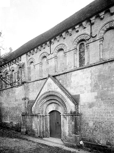 Façade nord : portail et arcatures des fenêtres