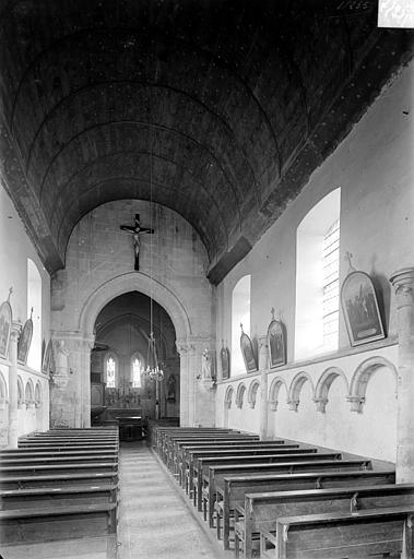 Vue intérieure de la nef, vers le choeur