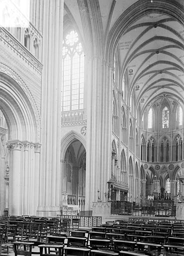 Vue intérieure de la croisée et du choeur, vers le nord-est