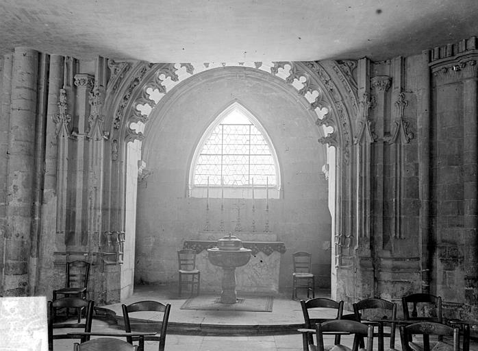 Vue intérieure de la chapelle des fonts baptismaux