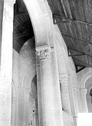 Vue intérieure de la nef : grandes arcades