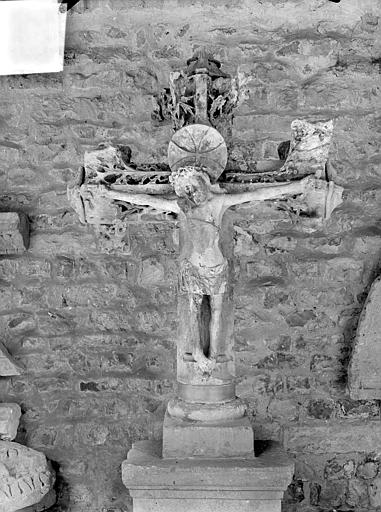 Croix située dans le cloître