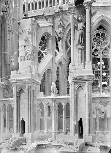 Chevet, côté sud, dernière travée contre la tour du transept : culées des contreforts