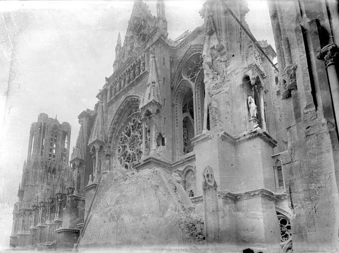 Façade sud : partie supérieure du transept et pignon de la la salle des Rois de l'archevêché