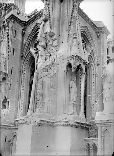 Façade sud, à l'angle sud-est de la tour est : pinacles et statues de rois