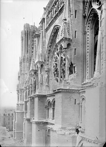 Façade sud : partie supérieure du transept vue vers l'ouest