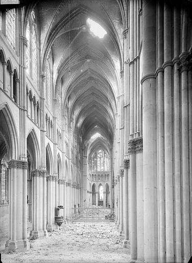 Vue intérieure de la nef, vers le choeur