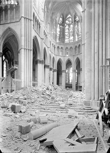 Vue intérieure du choeur et de la croisée du transept