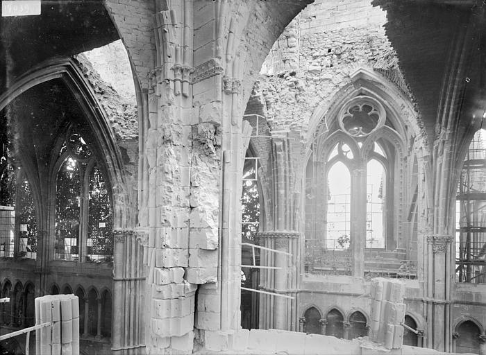 Vue intérieure du choeur : première travée