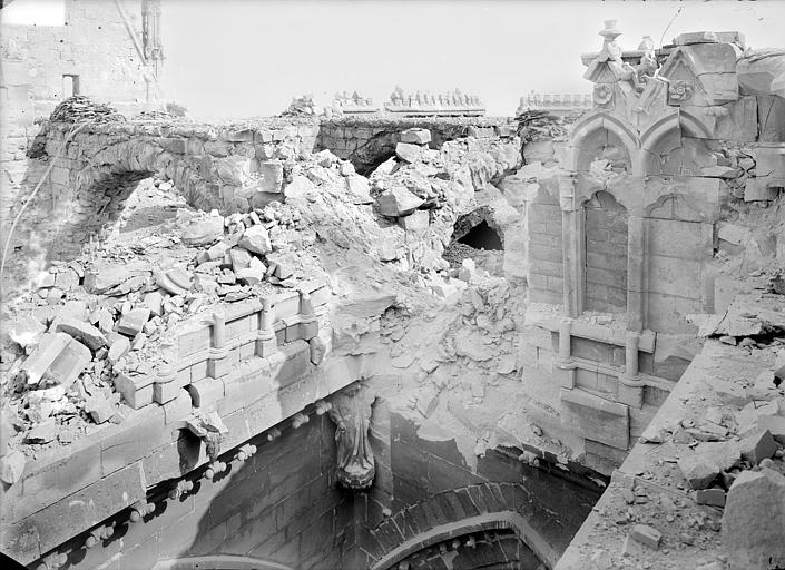 Façade sud : angle de la nef et du transept au niveau de la galerie haute