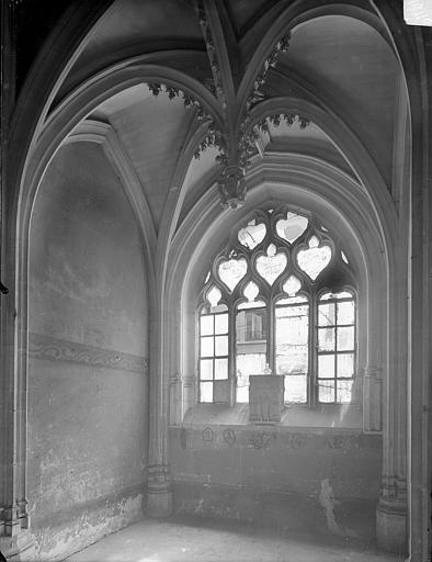 Chapelle : vue intérieure vers la fenêtre