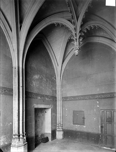 Chapelle : vue intérieure vers l'entrée