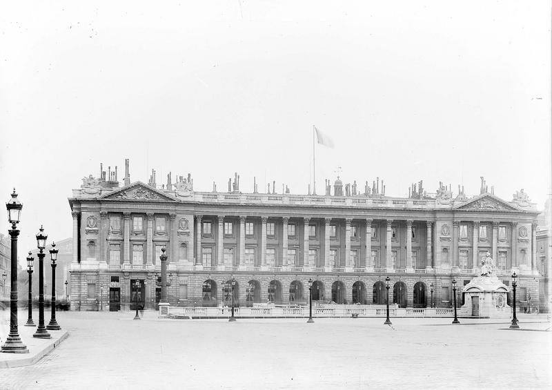 Grande façade, à droite de la rue Royale