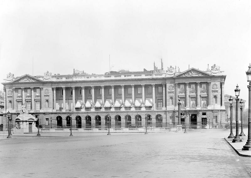 Grande façade, à gauche de la rue Royale