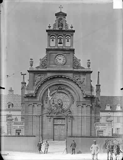 Grande chapelle : façade d'entrée