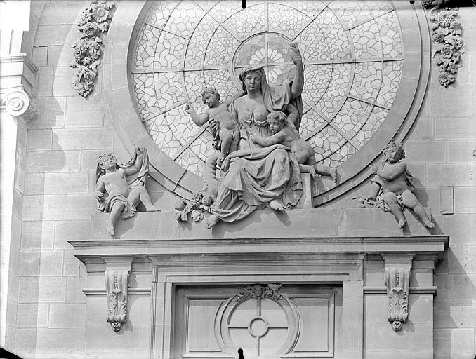 Grande Chapelle, détail de la façade d'entrée : groupe sculpté de la Charité