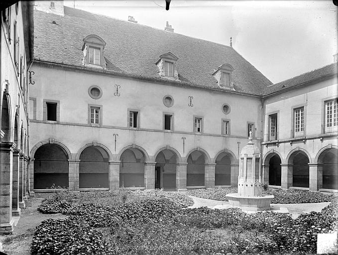 Cloître : jardin et galerie