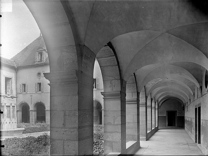 Cloître : Vue intérieure d'une galerie