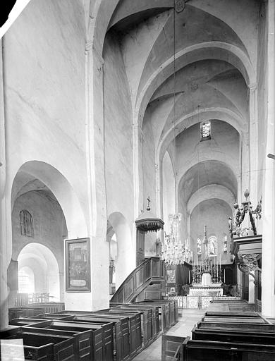 Vue intérieure de la nef vers le choeur