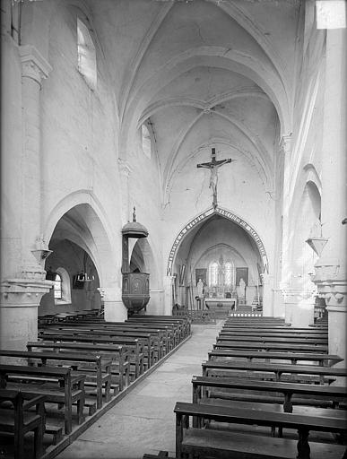 Vue intérieure de la nef, vers le choeur