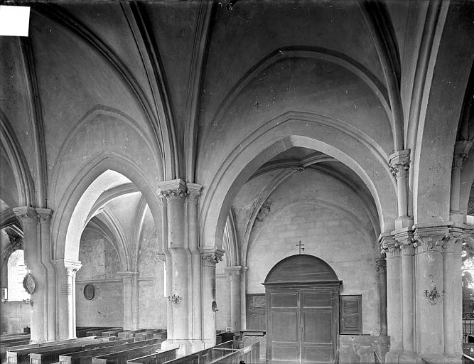 Vue intérieure de la nef : grandes arcades côté nord