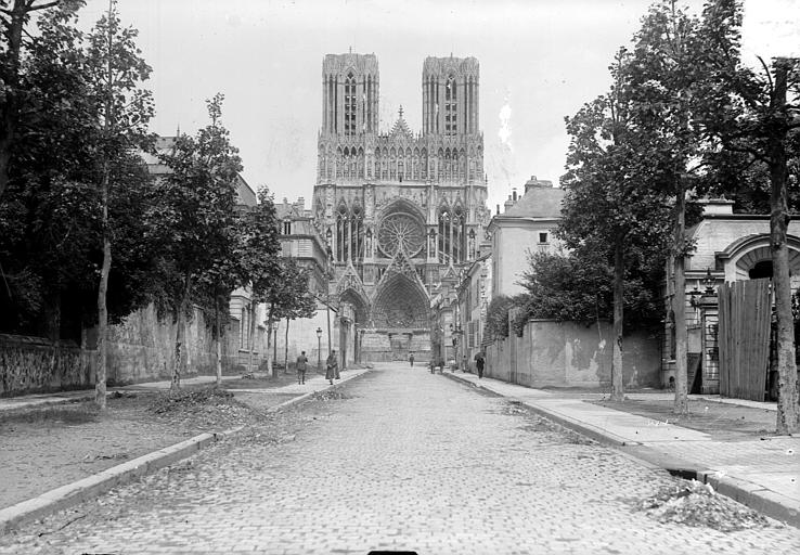 Façade ouest prise de la rue du Trésor