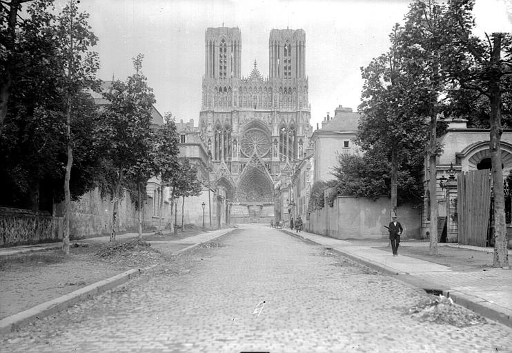 Façade ouest prise de la rue du Trésor