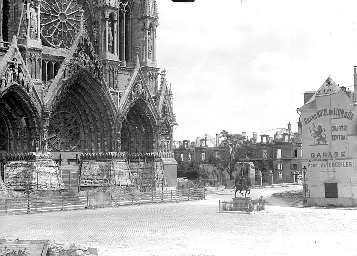 Portail de la façade ouest et statue de Jeanne d'Arc sur le parvis