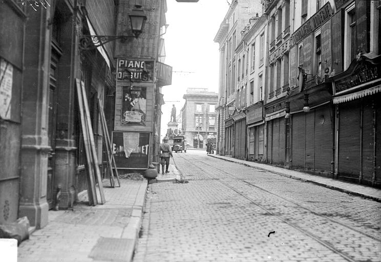 Vue d'une rue débouchant sur la place Royale