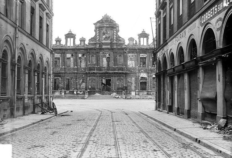 Façade principale prise d'une rue