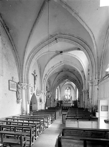 Vue intérieure de la nef vers le choeur